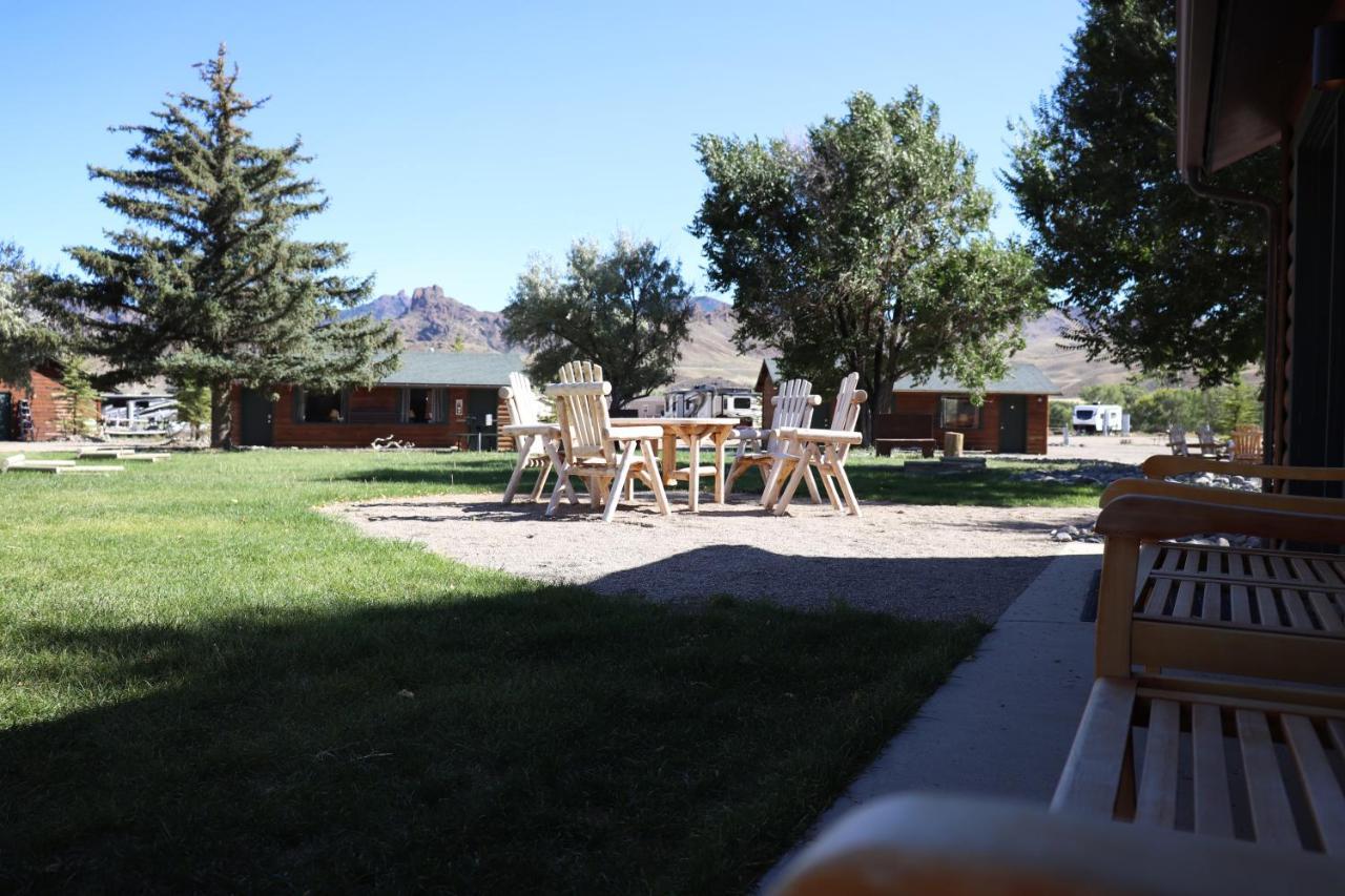 Yellowstone Valley Inn Wapiti Bagian luar foto