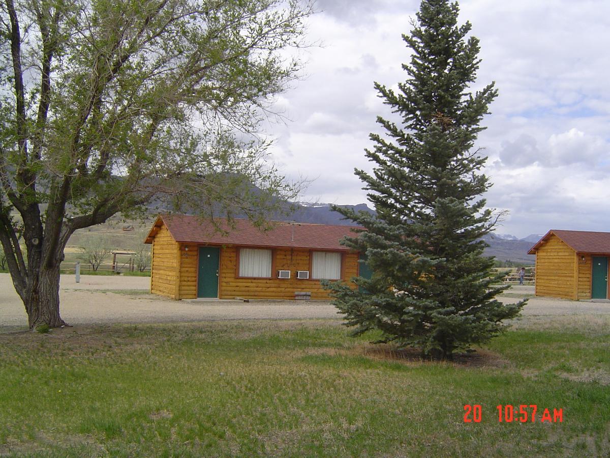 Yellowstone Valley Inn Wapiti Bagian luar foto