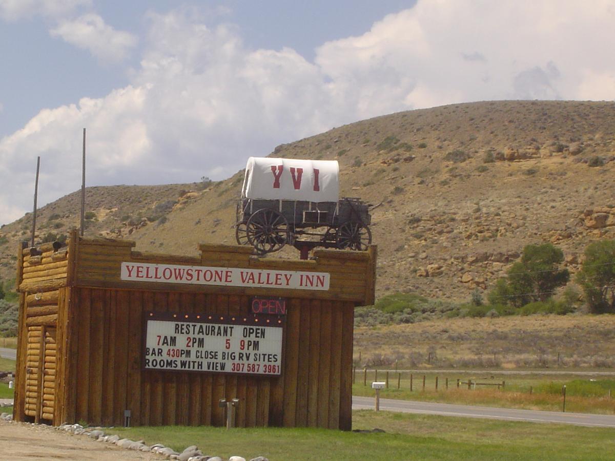 Yellowstone Valley Inn Wapiti Bagian luar foto