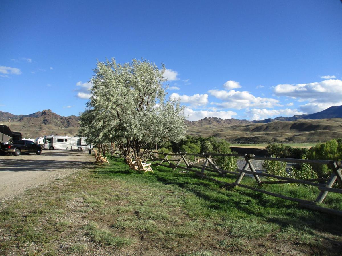 Yellowstone Valley Inn Wapiti Bagian luar foto