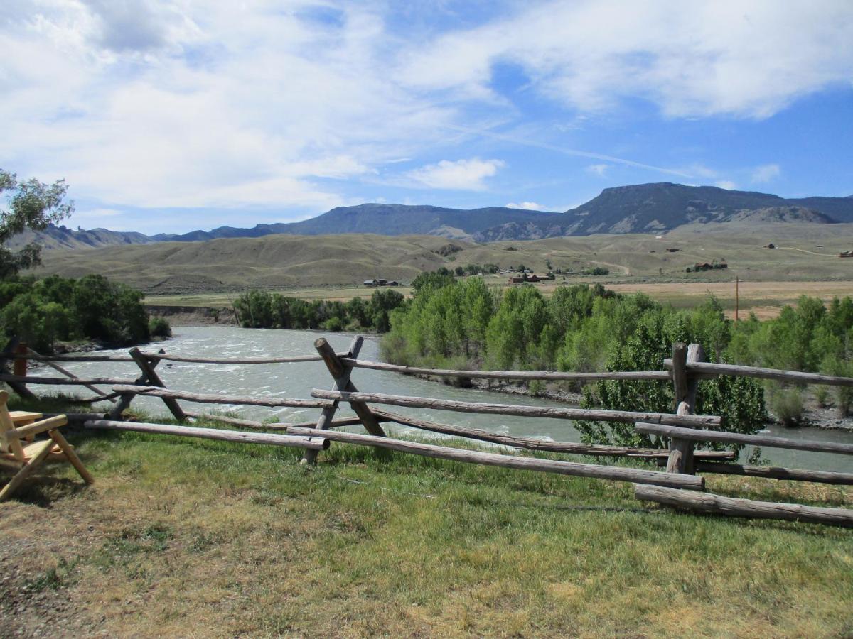 Yellowstone Valley Inn Wapiti Bagian luar foto